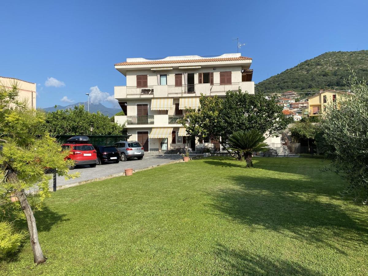 I Fiori Di Pietra Aparthotel Pietra Ligure Luaran gambar