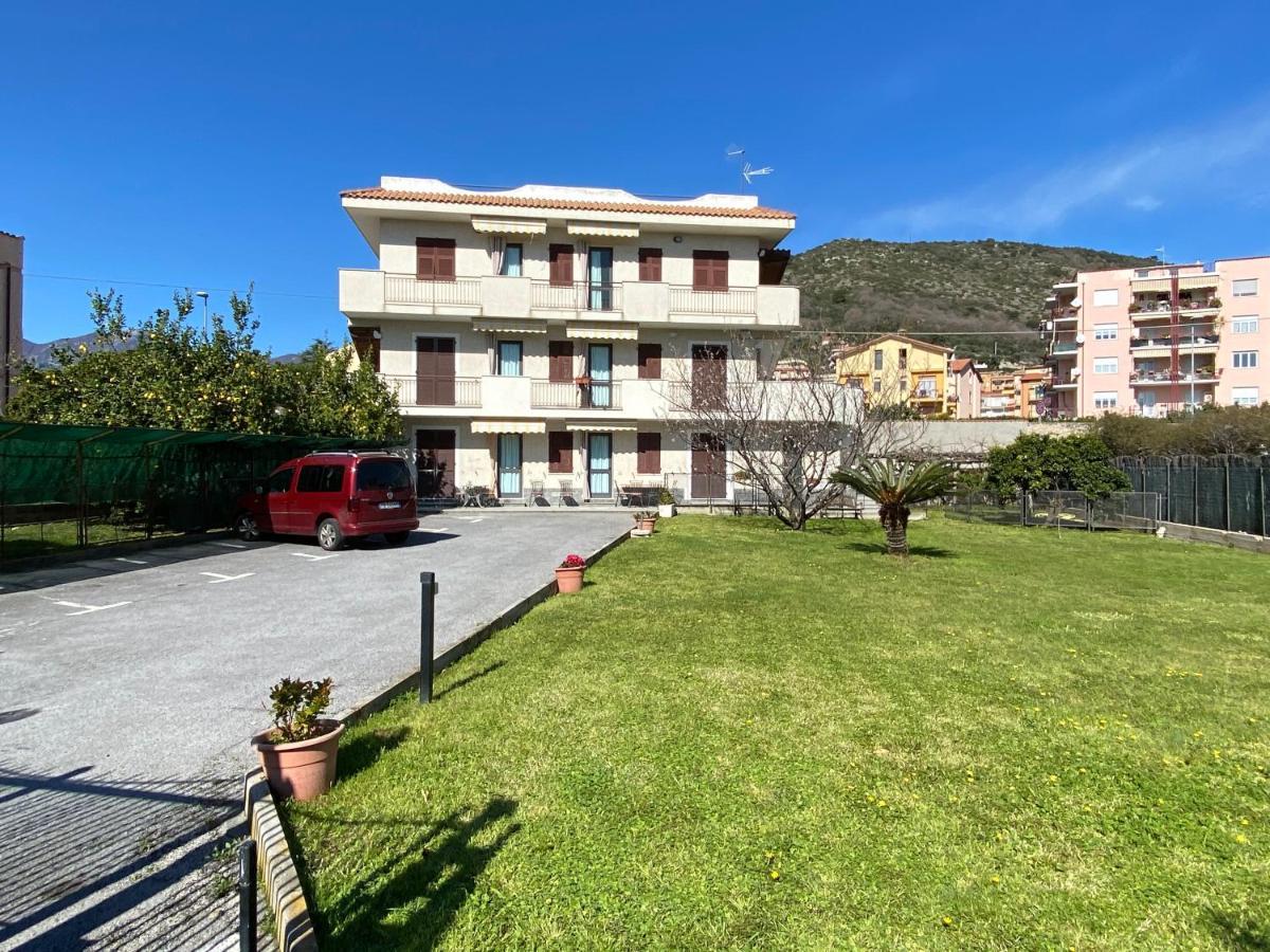 I Fiori Di Pietra Aparthotel Pietra Ligure Luaran gambar