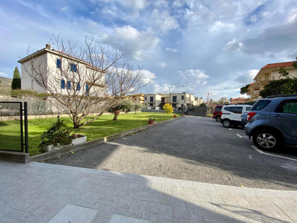 I Fiori Di Pietra Aparthotel Pietra Ligure Luaran gambar