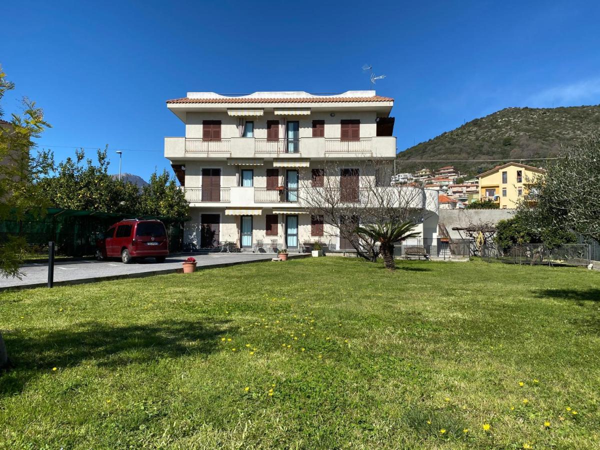 I Fiori Di Pietra Aparthotel Pietra Ligure Luaran gambar