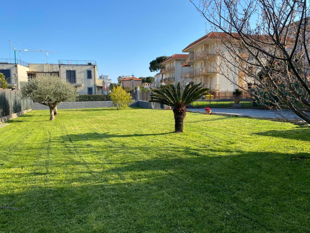 I Fiori Di Pietra Aparthotel Pietra Ligure Luaran gambar